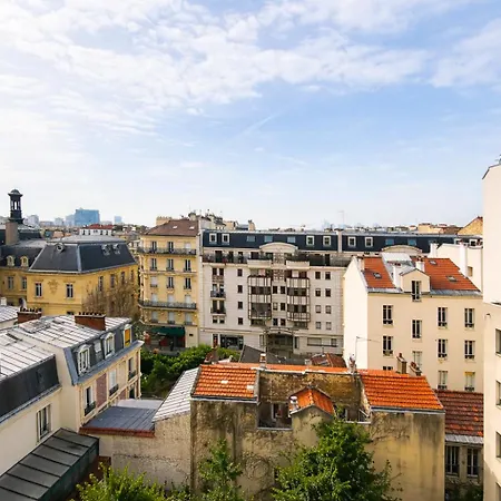 Moderne Au Pied Du Metro Vue Sur La Defense كليشي