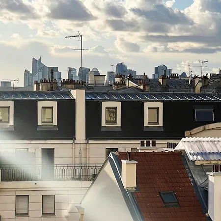 Moderne Au Pied Du Metro Vue Sur La Defense Apartman Clichy